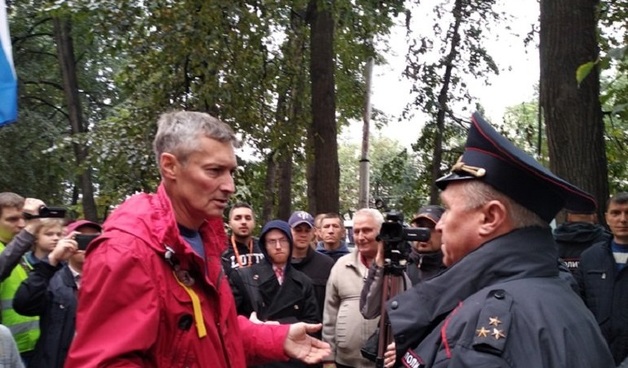 «Присаживайтесь»: Ройзмана увезли в автозаке с митинга против пенсионной реформы