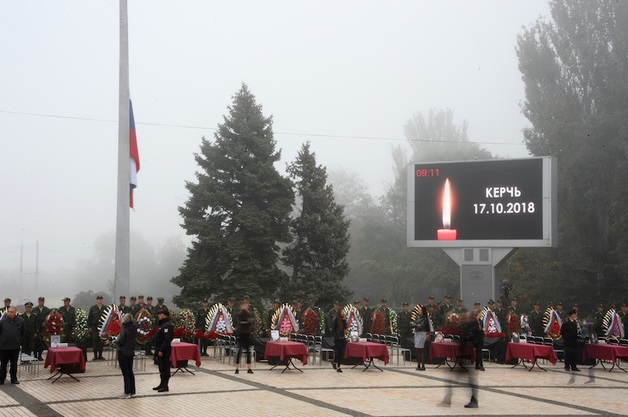 В Керчи прощаются с убитыми во время бойни в колледже