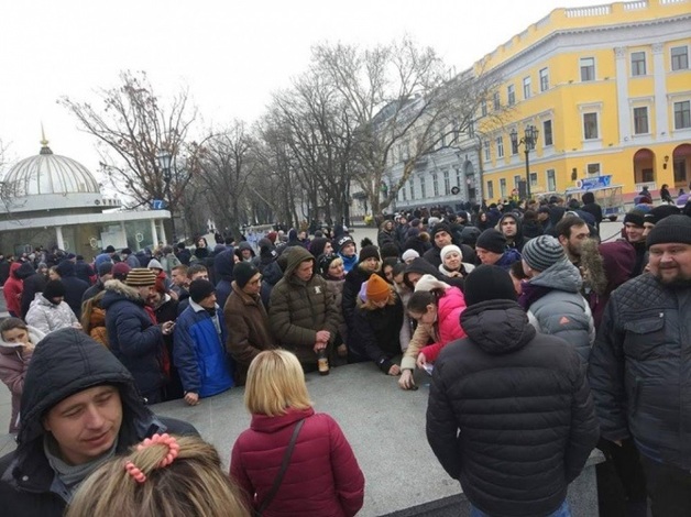 В Одессе «умер» кандидат в Президенты упав в канализационный люк. Сотни людей пришли поддержать его