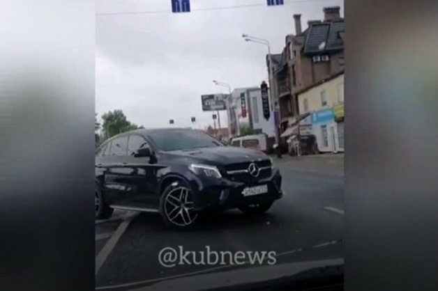 В Краснодаре полиция разыскивает водителя Mercedes GLE за заезд по встречке