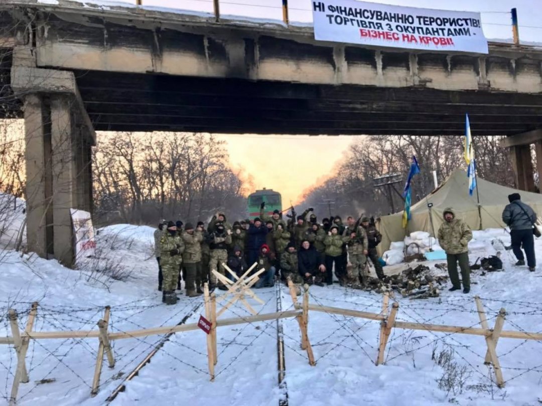 Блокада Донбасу: ветерани АТО перекрили залізницю на Донбасі