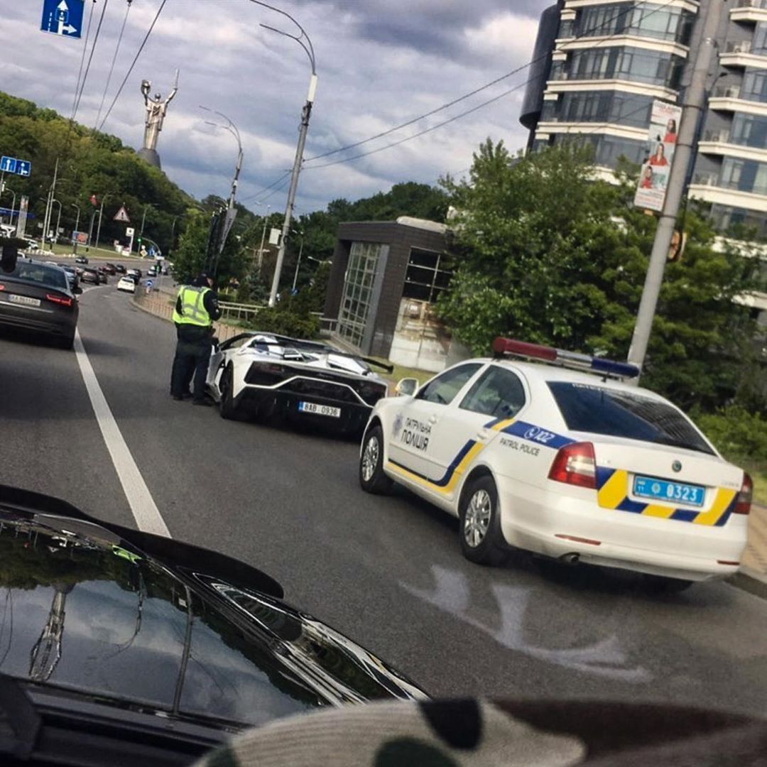 Полицейские остановили Lamborghini за 650 000 евро xziqeihidqhglv