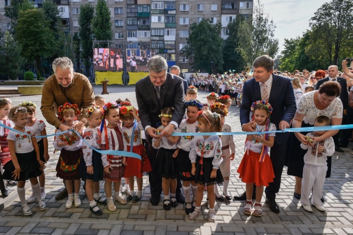 Жебрівський, Порошенко та Герасимов перерізають стрічку у Покровську