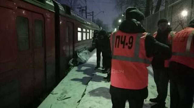 В Подмосковье из-за столкновения электрички и такси на переезде погибли трое человек