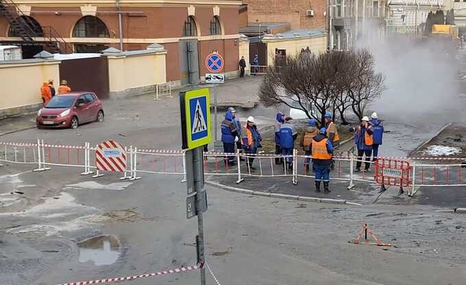 Семья с детьми в машине угодила в яму с кипятком и едва не сварилась заживо в Петербурге